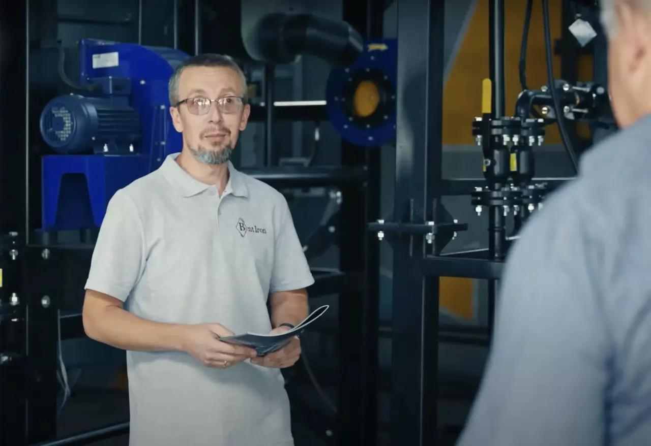 Przedstawiciel firmy Bent-Iron objaśnia parametry nominalne i zalety techniczne kotła podczas prezentacji