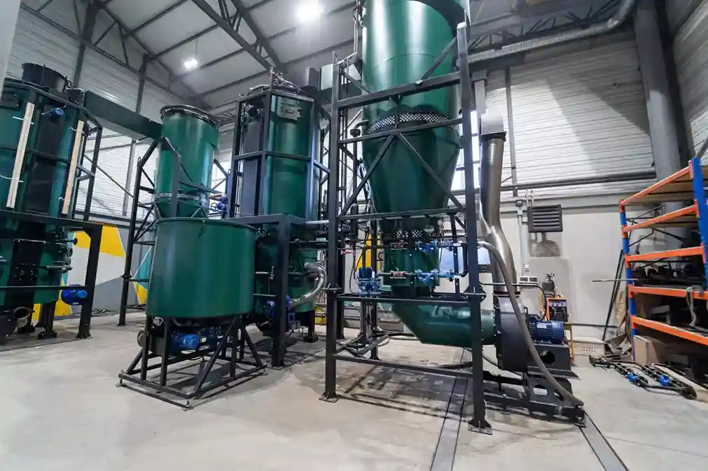 Szeroki plan hali produkcyjnej Bent-Iron z linią gotowych przemysłowych kotłów parowych
