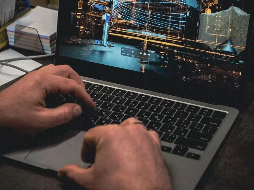 Praca programisty przy laptopie podczas cyfrowej diagnostyki i monitorowania sprawności kotłowni
