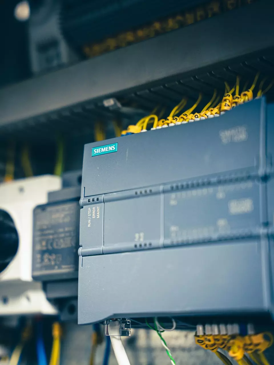 Sterownik PLC Siemens z podłączonym okablowaniem w szafie automatyki kotła